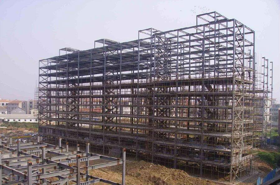 境外高层钢结构的支撑布置与构造应该符合哪些要求